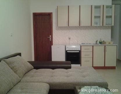 Apartman Dejo, ενοικιαζόμενα δωμάτια στο μέρος Tivat, Montenegro - 2014-06-09 00.28.48
